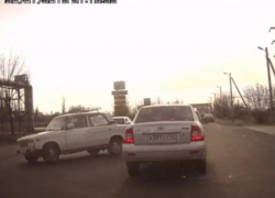 На видео попало, как пенсионер на "шестерке" устроил ДТП в Волжском