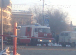 В центре Волгограда загорелся автобус Mercedes с водителем в салоне