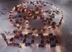 134 машины, словно символ региона, собралось на автомобильном флешмобе Волжском