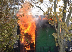 В Волжском на улице Александрова горела металлическая постройка