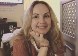 Прекрасную Юлю Чугунок  поздравляет подруга