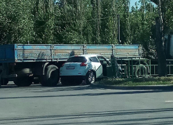 Появилось видео ДТП с МАЗом и Nissan, перегородившими въезд в Волжский 
