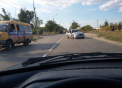 Маршрутка и "Дэу" "поцеловались" на оживленном перекрестке в Волжском