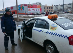 В Волжском прикрыли деятельность трех нелегальных такси 