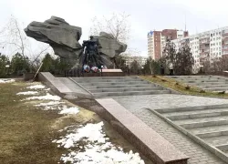 Сквер у памятника воинам-интернационалистам привели в порядок в Волжском