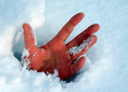 В Волгограде у парковки нашли тело замерзшей пенсионерки