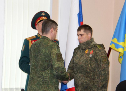 В Волжском артиллериста наградили медалью Суворова