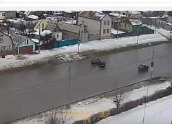 В Волжском камеры видеонаблюдения зафиксировали аварию на опасном перекрестке с участием двух "двенадцатых"