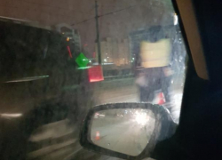 В Волжском под колесами автомобиля пострадали школьницы
