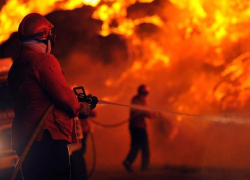 Полтора часа пожарные тушили полыхающий дом в Волжском