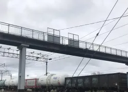 Отремонтировали пешеходный мост на станции «Волжский»