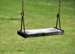 11-летней школьнице вырвало палец качелями в Волгограде