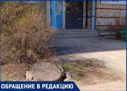 В опасный капкан превратился провалившийся люк у подъезда дома в Волжском