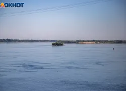 В центре Волгограда 17-летняя девушка упала с «танцующего» моста