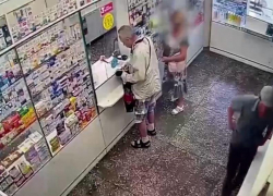 В Волжском грабеж в аптеке попал на видео