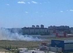 Огромный пустырь с горящей травой тушили на улице Дружбы в Волжском 