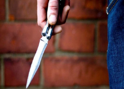 Пьяного дебошира в Волжском за мат порезали перочинным ножом