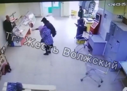 Ворвался в магазин и отпинал бабушек и продавцов: на видео в Волжском попало жестокое нападение