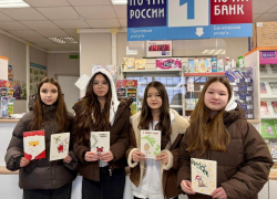 Школьники из Волжского отправили новогодние открытки пожилым людям