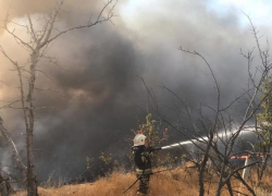 В Волжском сгорела кровля нежилого здания