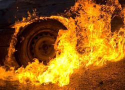Хулиганы подожгли колесо "Газели" в Волжском