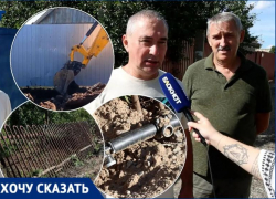 В Волжском подрядчик прошелся трактором по заборам, оставил гниющие трубы и бросил дачников на произвол судьбы