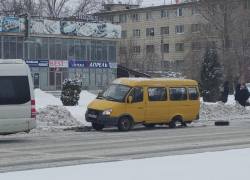 В Волжском у маршрутки с пассажирами отвалилось колесо в центре города