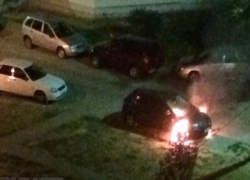 Эксклюзивное видео: дорогую иномарку умышленно подожгли в Волжском