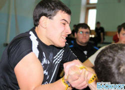 В Волжском прошли последние старты армрестлеров. Фото