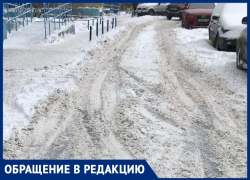 «Невозможно с коляской пройти»: жители Волжского пожаловались на заснеженные дворы