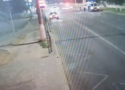 Проехал на красный и врезался другое в авто: страшная авария попала на видео в Волгограде