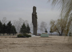 В Волжском благоустраивают территорию у братской могилы
