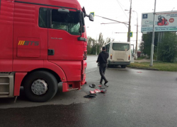 Грузовик врезался в маршрутку с пассажирами в Волгограде: есть пострадавшие