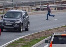 Подросток и женщина попали под колеса авто 9 мая в Волжском  
