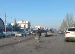 В Волжском в ДТП с участием пяти иномарок пострадал водитель "Рено"