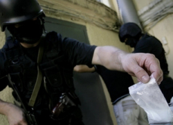 В Волжском задержаны за сбыт спайсов драгдилеры-подростки