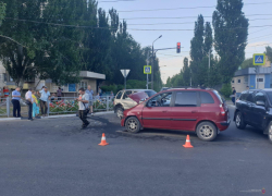 Водители иномарок в Волжском не поделили перекресток