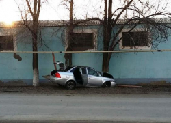 В Палласовке водитель на «Приоре» снес опору газовой трубы