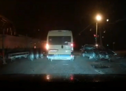 Последствия страшной аварии с водителем без прав и грузовиком попала в Волжском на видео