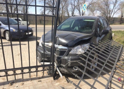 В Волжском Opel протаранил металлический забор