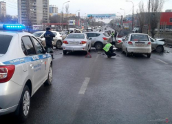 Трое пострадавших и груда металла: в Волгограде столкнулись шесть машин