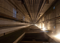 На стройке в Волжском 19-летний рабочий упал в шахту лифта