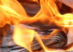 В Волжском вспыхнула квартира в пятиэтажке: есть пострадавший