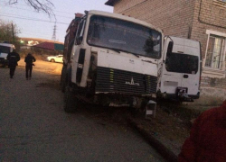 Пьяный водитель грузовика снес дом и газовую трубу в Волгограде: видео