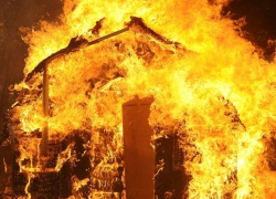 В Волжском сгорели дачный дом и хозпостройка 