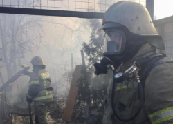 Горел дом: ночью под Волжским случился пожар