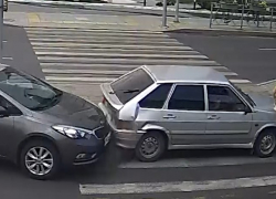 «Четырку» отбросило на пешехода в Волгограде: видео