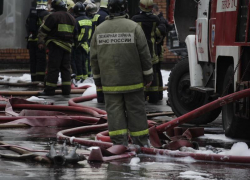Полыхал двухэтажный дом в Волжском: пожарные устранили горение