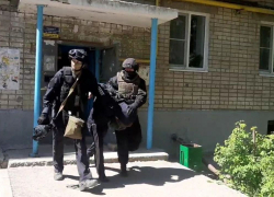 Поранил сына и удерживал еще 5 детей в квартире: громкое задержание мужчины в Волгограде попало на видео
