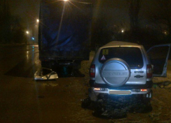 В Волгограде погиб водитель «Нивы», угодив под грузовик 